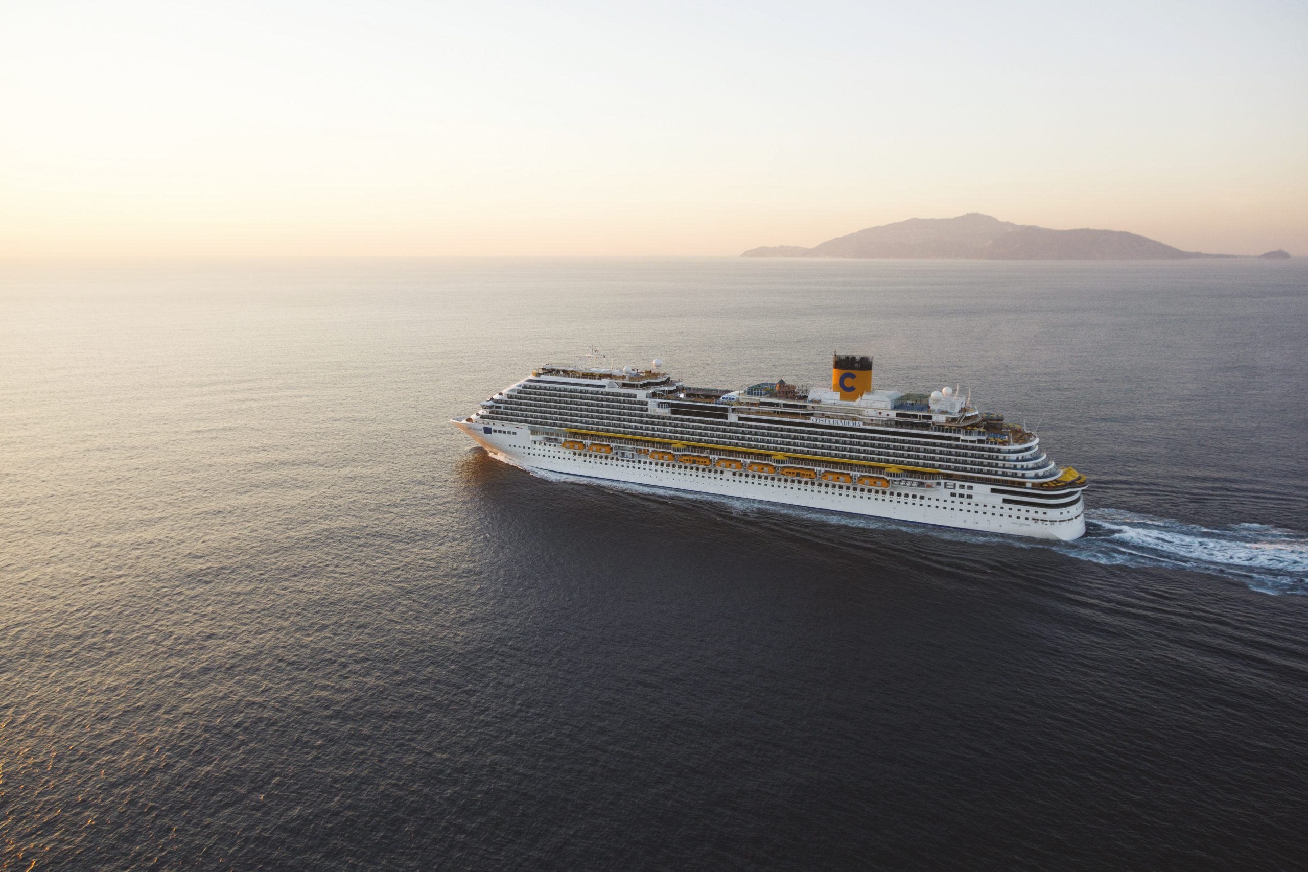 Bateau Costa Diadema vu de l'extérieur sur la mer