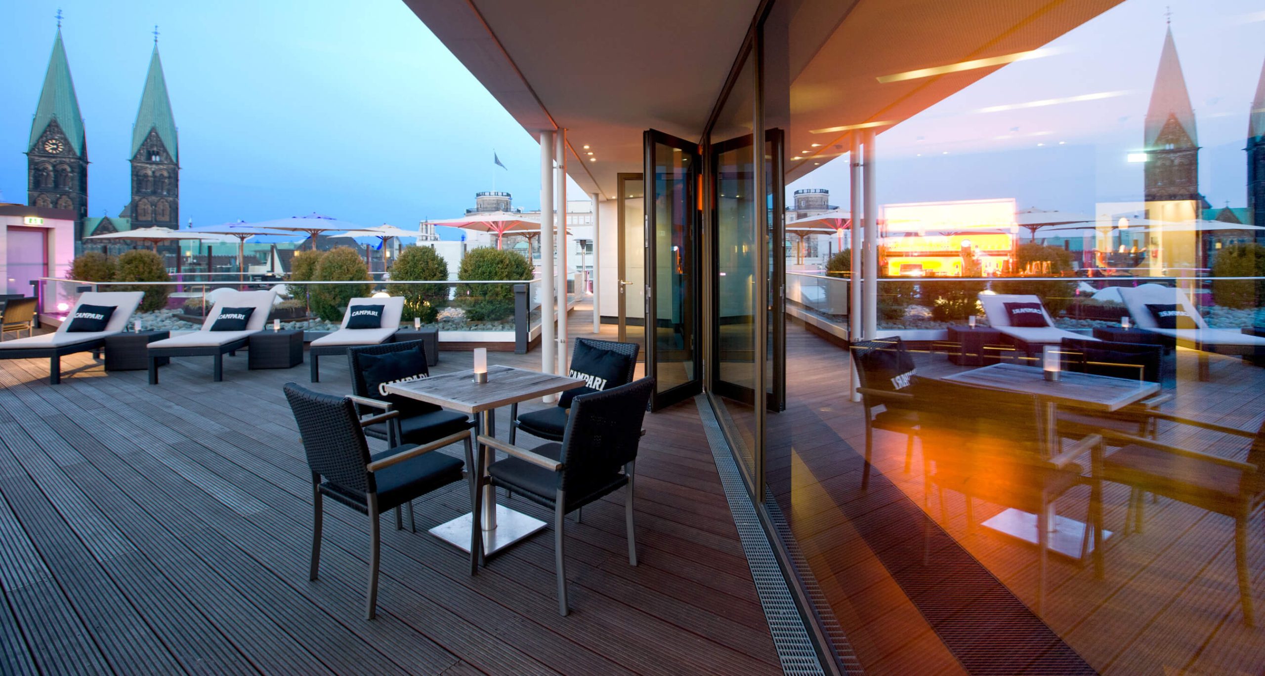 02_atlantic-grand-hotel-roof-lounge-in-abendstimmung