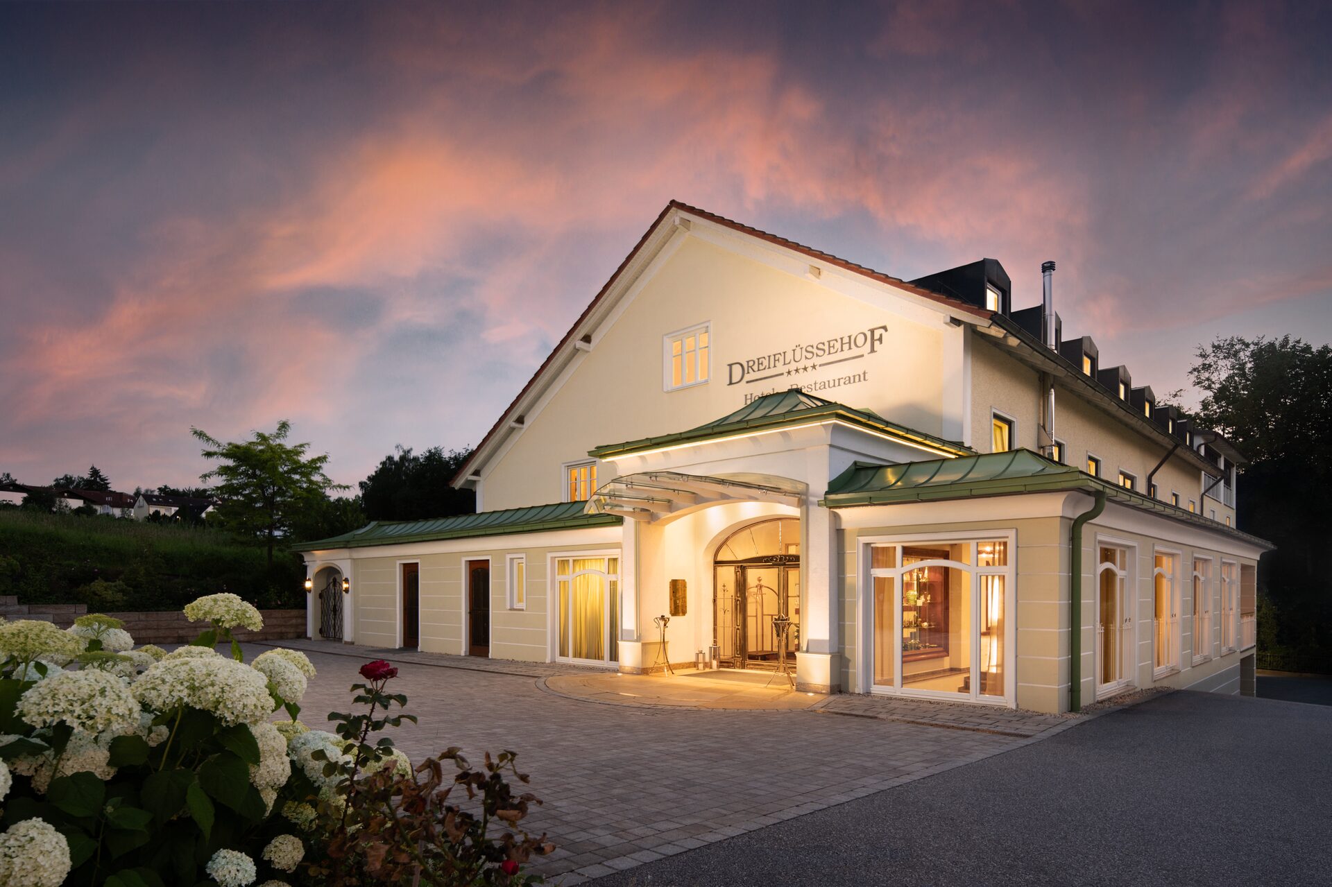 abenddaemmerung-hotel-dreifluessehof-passau__359269_t1__1920