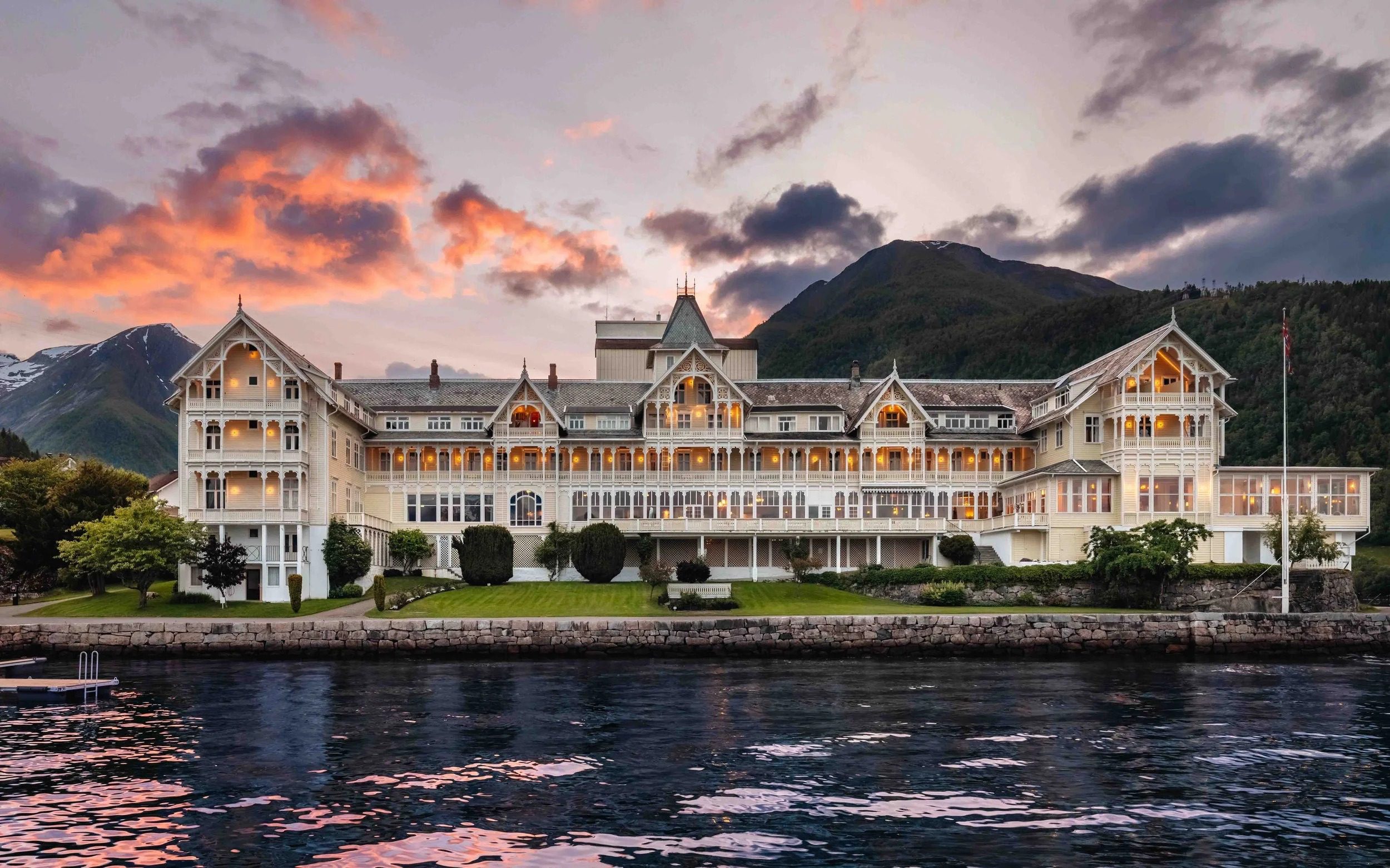 imgi_25_Kviknes+Hotel+-+Fasade+og+exterior+-+Juli+2025+(1+of+17)