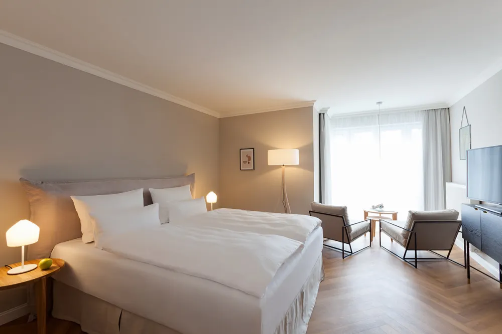 vju-ruegen-doppelzimmer-ostseeblick-balkon-bett-a18c3f89